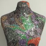 5 1 פייט שורות מודפס על רשת לייקרה צבעוני רקע אפור כהה